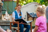 <a href="/lemma/Dag_van_het_Sprookje" title="Dag van het Sprookje">Dag van het Sprookje</a> 2023: medewerker Anna leest het sprookje <a href="/lemma/De_Bremer_Stadsmuzikanten" title="De Bremer Stadsmuzikanten">De Bremer Stadsmuzikanten</a> voor bij de fontein van dat sprookje.