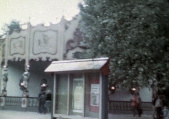 <a href="/lemma/Entertainmentbord" title="Entertainmentbord">Entertainmentbord</a> anno <span class="redlink">1981</span> tegenover het <a href="/lemma/Victoriaans_Theater" class="mw-redirect" title="Victoriaans Theater">Victoriaans Theater</a> en <a href="/lemma/In_den_Ouden_Marskramer" title="In den Ouden Marskramer">In den Ouden Marskramer</a>