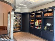 <a href="/lemma/Lobby_(Wonder_Hotel)" title="Lobby (Wonder Hotel)">Lobby (Wonder Hotel)</a>, kast met souvenirs en kassa, 2025
