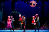 Scène uit &#039;Sprookjesboom de Musical: een gi-ga-gantisch avontuur&#039; met Assepoester, Langnek en Roodkapje, 12 oktober 2013.