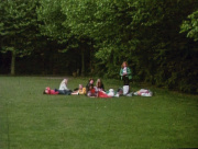 De <a href="/lemma/Speelweide" title="Speelweide">Speelweide</a> gezien richting de hoek waar tegenwoordig <a href="/lemma/Sirocco" title="Sirocco">Sirocco</a> aan de weide grenst, rechtsachter ook een <a href="/lemma/Omroepinstallatie" title="Omroepinstallatie">omroepinstallatiepaal</a>, <a href="/lemma/1973" title="1973">1973</a>