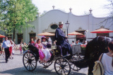De <a href="/lemma/Anton_Pieck_Parade" title="Anton Pieck Parade">Anton Pieck Parade</a>, hier de koets met <a href="/lemma/Sprookjesprins_en_-prinses" title="Sprookjesprins en -prinses">Sprookjesprins en -prinses</a> ter hoogte van <a href="/lemma/Het_Witte_Paard" title="Het Witte Paard">Het Witte Paard</a>, <span class="redlink">1995</span>