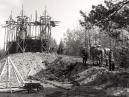 Bouw van kasteel van <a href="/lemma/Doornroosje" title="Doornroosje">Doornroosje</a>, 1952, aanvoeren materiaal met paardenkracht