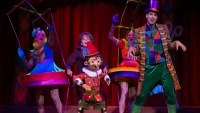 <a href="/lemma/Ara_Halici" title="Ara Halici">Ara Halici</a> als Constanzo in <a href="/lemma/Pinokkio_(musical)" title="Pinokkio (musical)">Pinokkio (musical)</a>
