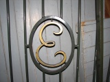 Klassieke <a href="/lemma/Efteling-E" title="Efteling-E">Efteling-E</a> in de oude toegangspoorten, die tegenwoordig in de eerste <a href="/lemma/Voorshow" title="Voorshow">voorshow</a> van <a href="/lemma/Villa_Volta" title="Villa Volta">Villa Volta</a> te vinden zijn.
