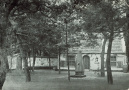 <a href="/lemma/Drinkebroer" title="Drinkebroer">Drinkebroer</a> op het <a href="/lemma/Anton_Pieckplein" title="Anton Pieckplein">Anton Pieckplein</a>, ca. 1956.