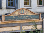 <a href="/lemma/Raveleijn" title="Raveleijn">Raveleijn</a>, gevelbord in de arena: Taverne De Zevenster / Is de reis u al te ver, rust wat in de Zevenster