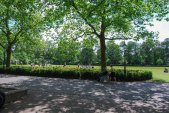 Blik vanaf de doorgang met het <a href="/lemma/Anton_Pieckplein" title="Anton Pieckplein">Anton Pieckplein</a> naar de <a href="/lemma/Speelweide" title="Speelweide">Speelweide</a>, mei <a href="/lemma/2009" title="2009">2009</a>