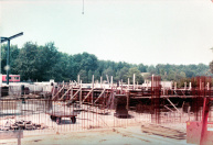 Exterieur, 09-1984. Terwijl in de achtergrond al de stalen constructie van het dak en de wanden op de fundering wordt gezet, is men nog bezig met het storten van de vaargeul van de Jungle-scène.