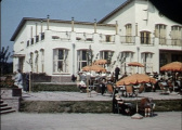 Voorzijde en zicht op de zij-ingang van het <a href="/lemma/Caf%C3%A9-Restaurant" title="Café-Restaurant">Café-Restaurant</a> in <span class="redlink">1954</span>