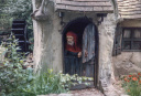 De Deurkabouter in het <a href="/lemma/Kabouterdorp" title="Kabouterdorp">Kabouterdorp</a> in het tweede deel van de jaren tachtig