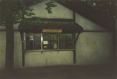 Loket <a href="/lemma/Garderobe" title="Garderobe">Garderobe</a> juni <span class="redlink">1998</span>.