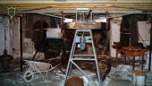 De <a href="/lemma/Geestencarrousel" title="Geestencarrousel">Geestencarrousel</a> in de catacomben van het <a href="/lemma/Spookslot" title="Spookslot">Spookslot</a> in aanbouw. Hier nog zonder geesten. Achterin de ramen voor de Pepper&#039;s Ghost-reflectie. Foto: screenshot uit de docu over <a href="/lemma/Lex_Lemmens" title="Lex Lemmens">Lex Lemmens</a> van De Vijf Zintuigen.