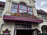 De gevel van <a href="/lemma/Pinokkio%27s_pizza_%26_pasta_restaurant" title="Pinokkio&#039;s pizza &amp; pasta restaurant">Pinokkio&#039;s pizza &amp; pasta restaurant</a>, 2025