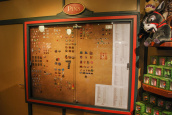 Bord met <a href="/lemma/Pin" title="Pin">pins</a> in de <a href="/lemma/Loetiek" title="Loetiek">Loetiek</a> en een lijst van uitgifte met oplages van de pins tot dan doe, juli <span class="redlink">2010</span>