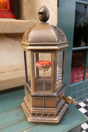 Stolp met erwt bij <a href="/lemma/De_Prinses_op_de_Erwt" title="De Prinses op de Erwt">De Prinses op de Erwt</a>.