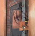 Mechaniek aan de achterzijde van de <a href="/lemma/Rammelende_deur" title="Rammelende deur">rammelende deur</a>.