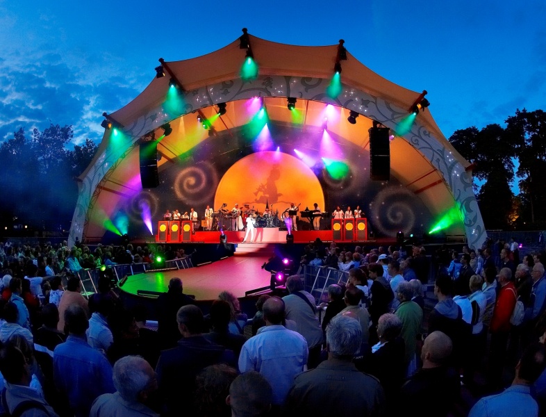 Bestand:Efteling Zomeravond hoofdpodium2.jpg