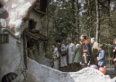 Drukte voor het <a href="/lemma/Grote_Kabouterhuis" class="mw-redirect" title="Grote Kabouterhuis">Grote Kabouterhuis</a> in <a href="/lemma/1972" title="1972">1972</a>