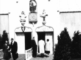 Uitsnede uit foto van het paviljoen van de Kaatsheuvelse middenstand op de Waalwijkse tentoonstelling &quot;S.L.E.M.&quot; in 1953.