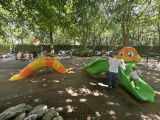De eerste twee delen van de Regenwormglijbaan in <a href="/lemma/Kleuterhof_(1994)" title="Kleuterhof (1994)">Kleuterhof (1994)</a>, in 2024