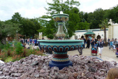 Eén van de iconische fonteinen op het <a href="/lemma/Fata_Morganaplein" title="Fata Morganaplein">Fata Morganaplein</a>.