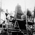 Bouw van De Wolf En de Zeven Geitjes, foto uit <a href="/lemma/1972" title="1972">1972</a> (scan uit <a href="/lemma/Kroniek_van_een_Sprookje" title="Kroniek van een Sprookje">Kroniek van een Sprookje</a>)