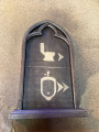 <a href="/lemma/De_Laetste_Hoop" title="De Laetste Hoop">De Laetste Hoop</a>, bordje verwijst naar zitwc&#039;s en urinours, juli 2023