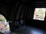 Het (lege) interieur van het Lonkhuys van het Volk van Laaf. Buiten is de Laafse waterpomp nog net zichtbaar. Links gaat een trappetje naar beneden het Lavenlaar in. Achter de fotograaf gaat een trappetje naar beneden naar buiten de grenzen van het dorpje.