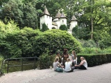 Kabouter vertelt het verhaal van Doornroosje tijdens Summer Fairy op Midsummer Festival 2017