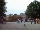 <a href="/lemma/Pira%C3%B1aplein" title="Pirañaplein">Pirañaplein</a> met de <a href="/lemma/Casa_Caracol" title="Casa Caracol">Casa Caracol</a> en de <a href="/lemma/Pira%C3%B1a" title="Piraña">Piraña</a> in <a href="/lemma/1986" title="1986">1986</a>