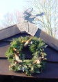 Krans met spoelen op dakje put Vrouw Holle tijdens de zesde Winter Efteling - Foto: WWCW