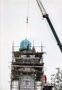 Exterieur, 06-1985. Bouwlieden op de minaret tijdens het plaatsen van de koepel.