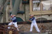 Acrobatische act <a href="/lemma/Matrozen_in_de_mast" title="Matrozen in de mast">Matrozen in de mast</a> op het podium voor de <a href="/lemma/Halve_Maen" title="Halve Maen">Halve Maen</a> in <span class="redlink">2007</span>.