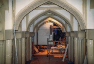 Kantelkamer, 02-1986. Montage van de schuifdeuren tussen de Kantelkamer en de Laatste Jungle, gezien vanuit de Kantelkamer. Later wordt hier de slangenkop tegenaan geplaatst.