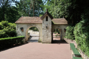 Het poortje die toegang verschaft de heuvel op richting <a href="/lemma/Doornroosje" title="Doornroosje">Doornroosje</a> of de route achter het kasteeltje langs.