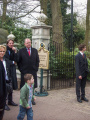 <a href="/lemma/Daan_van_Baarsen" title="Daan van Baarsen">Daan van Baarsen</a> (l) en <a href="/lemma/Bart_de_Boer" title="Bart de Boer">Bart de Boer</a> tijdens de opening van <a href="/lemma/Assepoester" title="Assepoester">Assepoester</a>, april <a href="/lemma/2009" title="2009">2009</a>