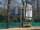 In aanbouw zijnde <a href="/lemma/Prinses_op_de_Erwt" class="mw-redirect" title="Prinses op de Erwt">Prinses op de Erwt</a> gezien vanaf entreeplein <a href="/lemma/Efteling_Grand_Hotel" title="Efteling Grand Hotel">Efteling Grand Hotel</a>, maart 2025