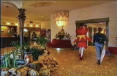 Lobby van het <a href="/lemma/Efteling_Hotel" title="Efteling Hotel">Efteling Hotel</a> met een <a href="/lemma/Tuinlaaf" class="mw-redirect" title="Tuinlaaf">tuinlaven-decortje</a> in het midden, omstreeks <a href="/lemma/1998" title="1998">1998</a>