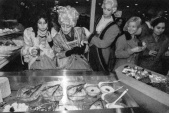 Lakeien bekijken het nieuw geopende <a href="/lemma/Personeelsrestaurant" title="Personeelsrestaurant">Personeelsrestaurant</a>