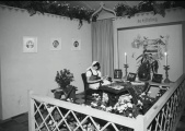 Tentoonstelling <a href="/lemma/S.L.E.M." title="S.L.E.M.">S.L.E.M.</a> 1953 - interieur paviljoen Kaatsheuvel, Efteling-corner met een melkmeisje en tekeningen van <a href="/lemma/Vrouw_Holle" title="Vrouw Holle">Vrouw Holle</a> aan de muur.
