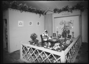 Tentoonstelling <a href="/lemma/S.L.E.M." title="S.L.E.M.">S.L.E.M.</a> 1953 - interieur paviljoen Kaatsheuvel, Efteling-corner met een melkmeisje en tekeningen van <a href="/lemma/Vrouw_Holle" title="Vrouw Holle">Vrouw Holle</a> aan de muur.