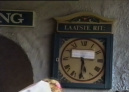 Storingsbriefje, handgeschreven, op de wachtrij-klok van <a href="/lemma/Station_West" class="mw-redirect" title="Station West">Station West</a> in <a href="/lemma/1991" title="1991">1991</a>