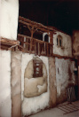Armenwijk, 02-1985. De rechterzijde van de armenwijk in gedecoreerde staat, gezien vanaf de kamelendrijver aan de overzijde van de scène.