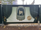 Aankondiging op bouwhek &quot;<a href="/lemma/De_Prinses_op_de_Erwt" title="De Prinses op de Erwt">De Prinses op de Erwt</a>&quot;