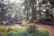 <a href="/lemma/Ezeltje_Strek_Je" class="mw-redirect" title="Ezeltje Strek Je">Ezeltje Strek Je</a>, <a href="/lemma/Herautenplein" title="Herautenplein">Herautenplein</a>, zomer <a href="/lemma/1998" title="1998">1998</a>.