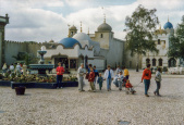 <a href="/lemma/Bazaar" class="mw-redirect" title="Bazaar">Bazaar</a> op het <a href="/lemma/Fata_Morganaplein" title="Fata Morganaplein">Fata Morganaplein</a>, september <a href="/lemma/1987" title="1987">1987</a>