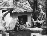 Pieck mengt eigenhandig de verf voor het Sprookje van Hans en Grietje