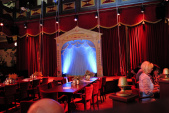 Het podium in <a href="/lemma/Theaterrestaurant_Applaus" title="Theaterrestaurant Applaus">Theaterrestaurant Applaus</a>.