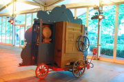 Achterzijde van <a href="/lemma/De_Melodijn" title="De Melodijn">De Melodijn</a>, in de Speelweidetent waar <a href="/lemma/Circus_Anton_Pieck" title="Circus Anton Pieck">Circus Anton Pieck</a> werd gehouden, september <span class="redlink">2009</span>